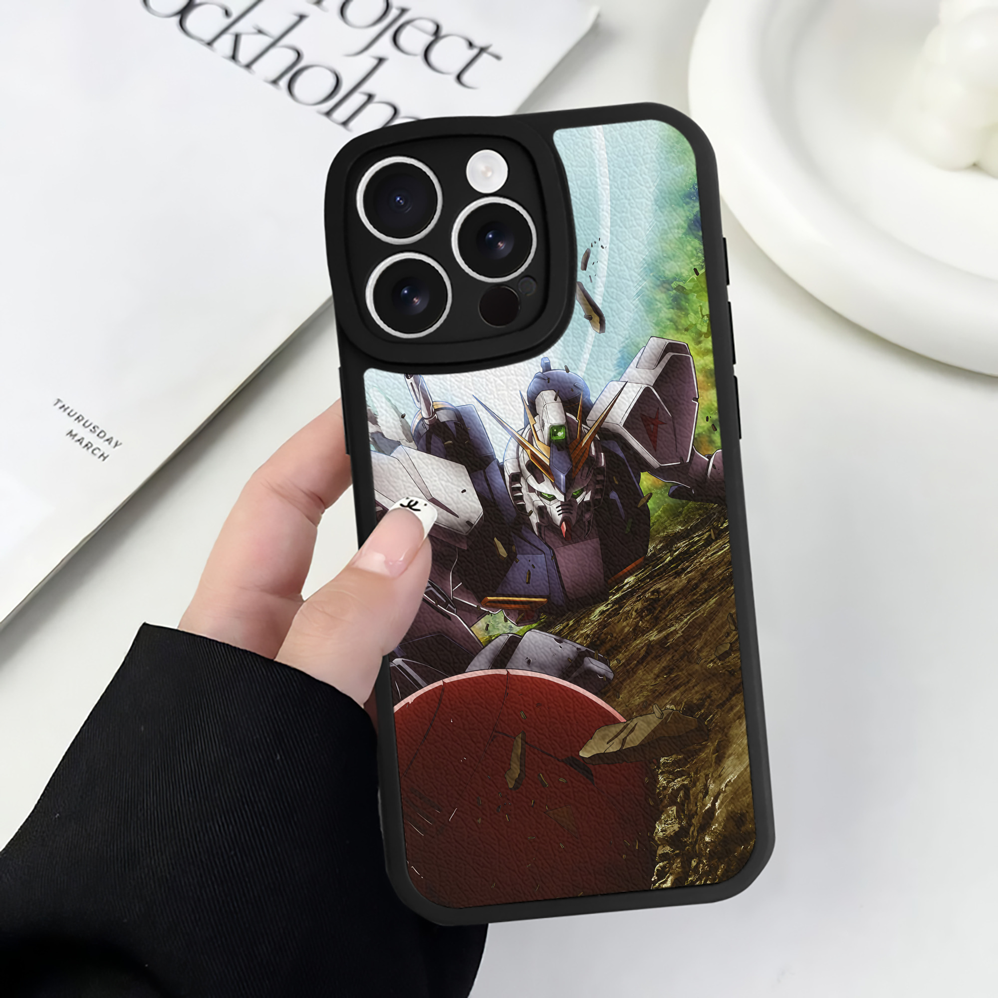 （画像用） 機動戦士ガンダム Mobile Suit Gundam 【iPhone 16シリーズ対応】シリコンスマホケース（レザー調） 材質：シリコン